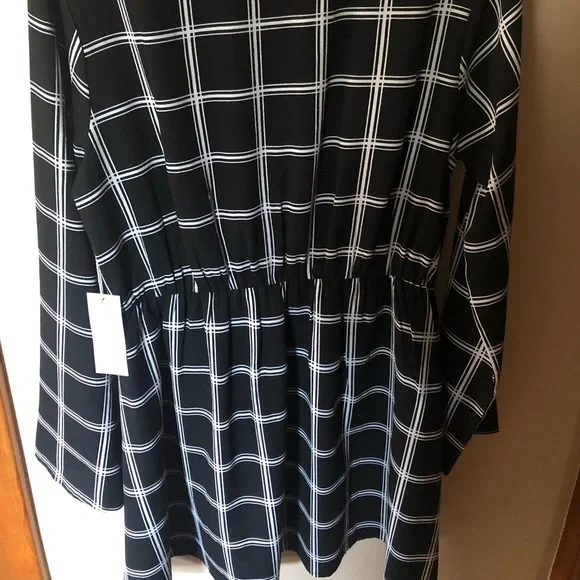 Live 4 Truth black and white v-neck tunic - Picture 6 of 7